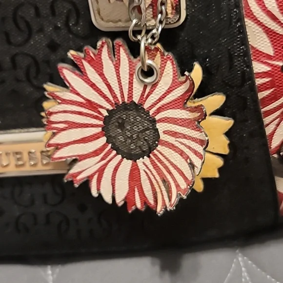 Guess purse - Picture 12 of 14